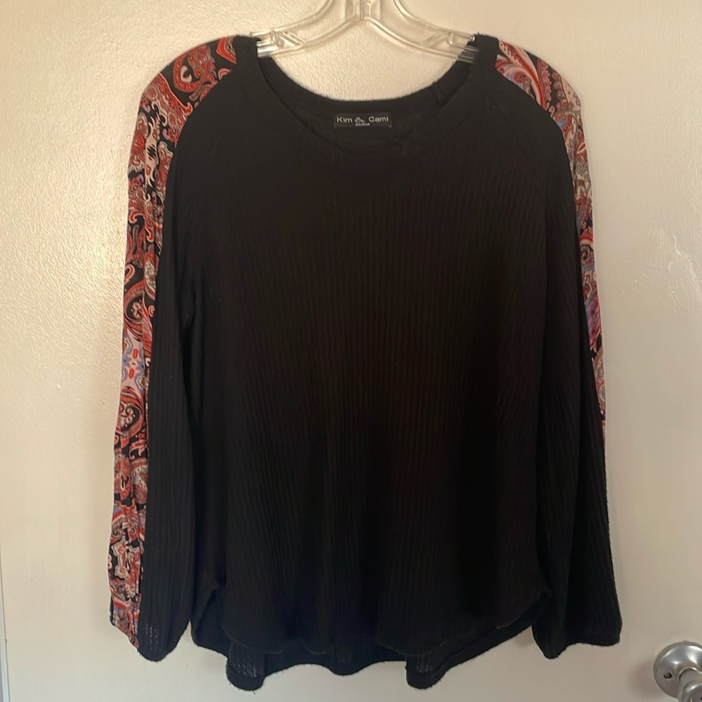 Kim & Cami Waffle Knit Paisley Sleeve Top (size M)